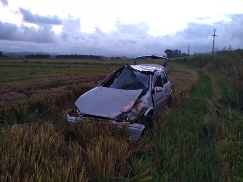 Motorista perde controle de veículo, carro sai da pista e capota na SC-101