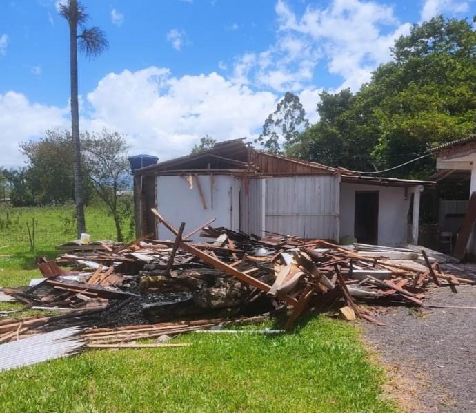 Incêndio atinge casa parcialmente desmanchada em Santa Rosa do Sul