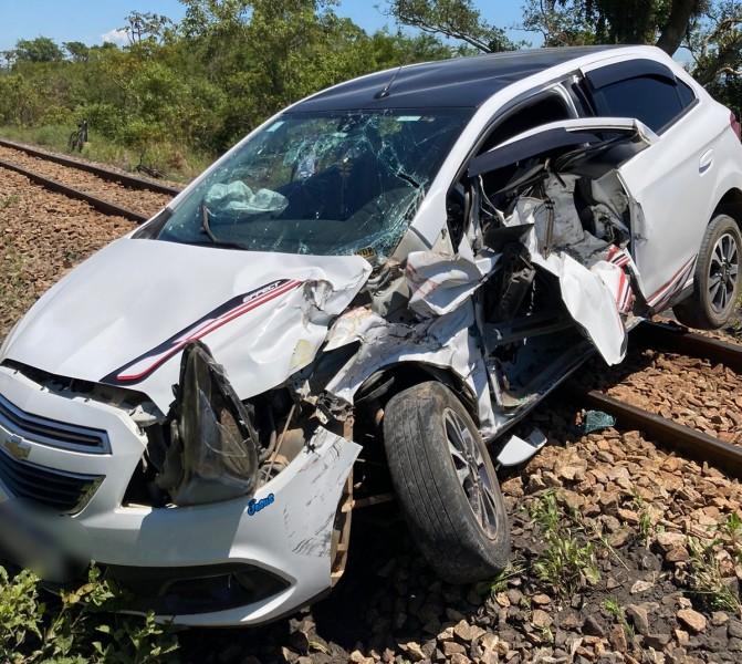 Motorista e criança ficam feridos em acidente envolvendo carro e trem