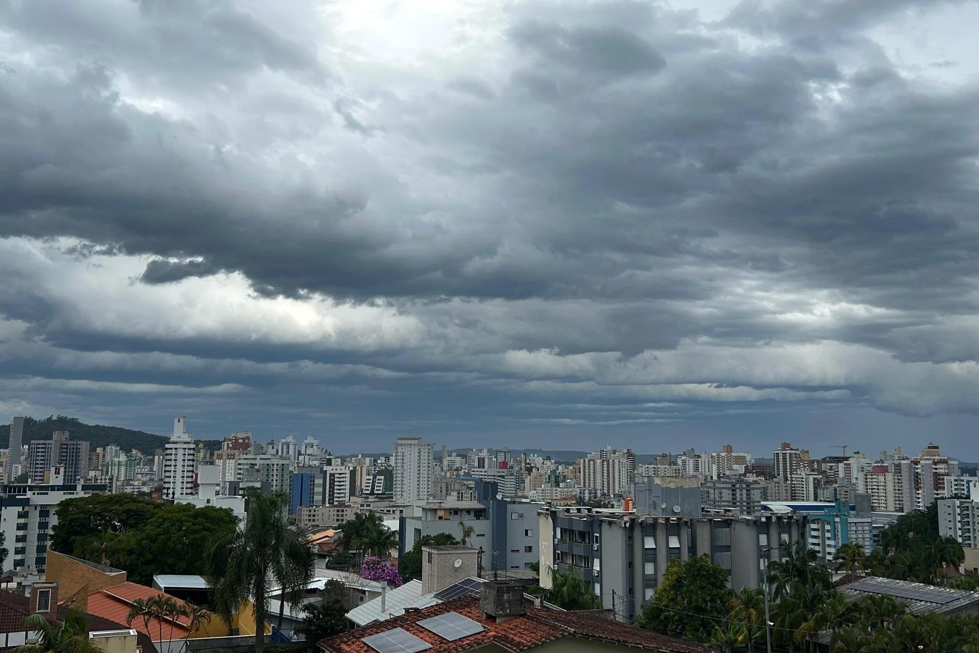 Quinta-feira tem risco de chuva na região carbonífera