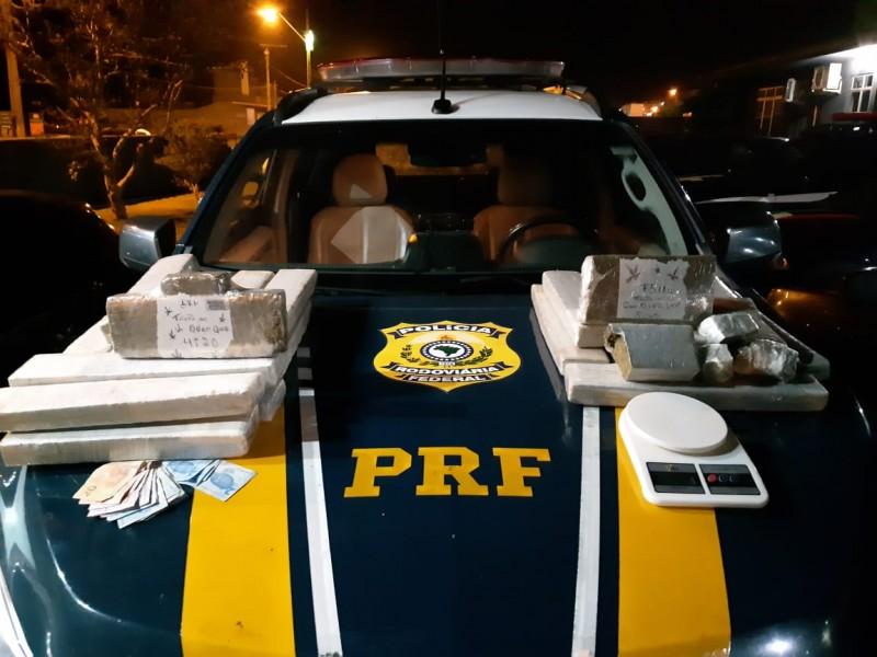 PRF recupera carro roubado e apreende 32 quilos de maconha
