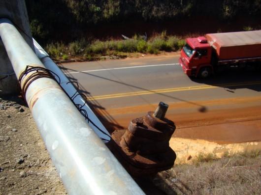 Cano estourado, deslizamento de terra e acidente no Anel Viário