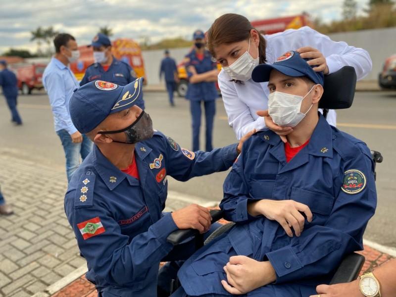 Em recuperação após grave acidente, bombeiro é homenageado em Criciúma