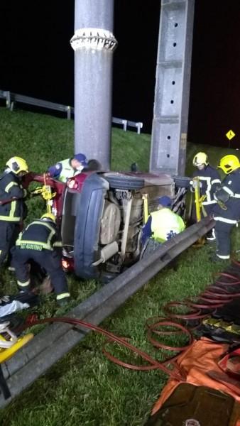 Carro capota na marginal na BR-101, em Tubarão