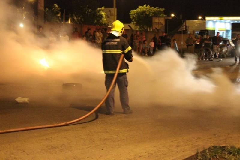 Comunidade coloca fogo em pneus e bloqueia Rodovia Jorge Lacerda