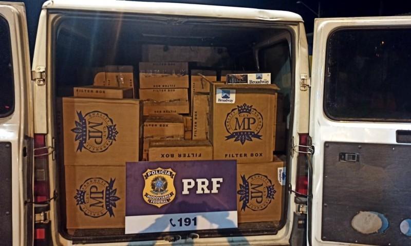 PRF apreende 34 mil maços de cigarros na BR-101 em Garopaba 