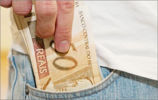 Mais de 40% dos poupadores sacaram parte de suas reservas em março