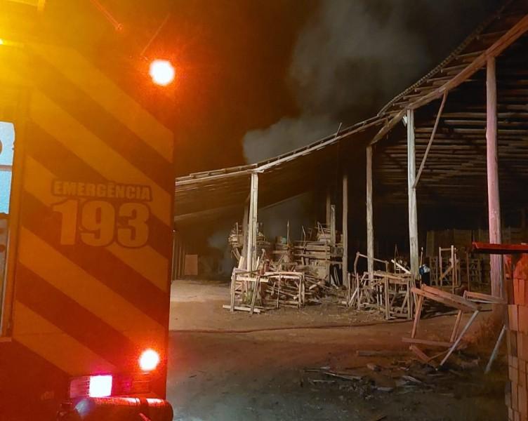 Olaria é atingida por incêndio em Morro da Fumaça e parte do telhado da estrutura colapsa