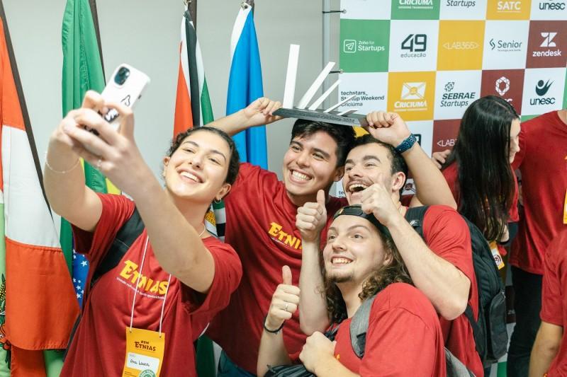 Alunos e professora da UniSatc são premiados no Startup Weekend Criciúma