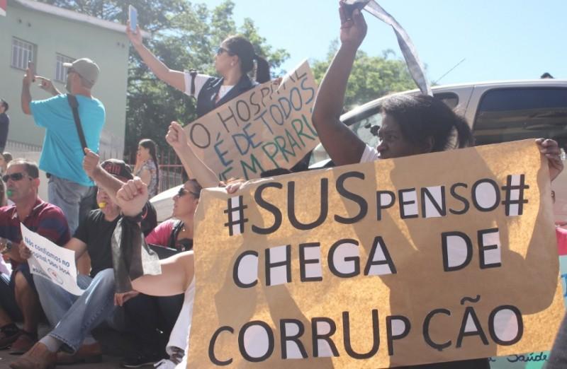 VÍDEO: Profissionais do Hospital São José vão às ruas protestar