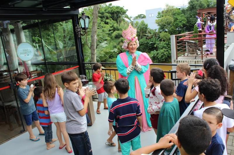 Criançada faz a festa da Páscoa na praça