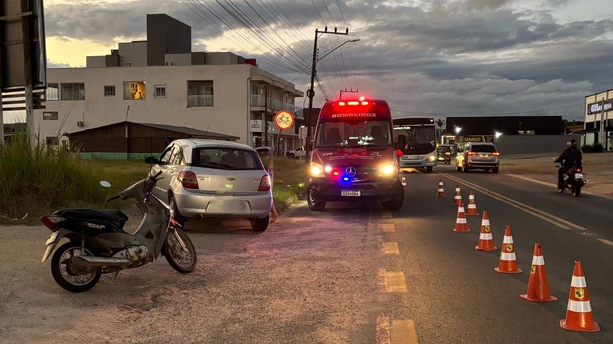 Mulher fica ferida após colisão entre carro e moto