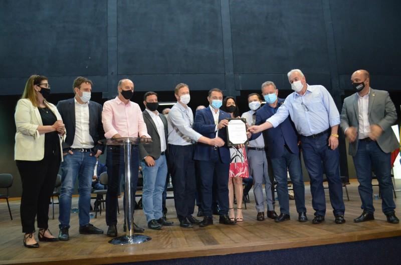 Tubarão celebra convênio para ponte interestadual e encaminha pleitos ao Governador