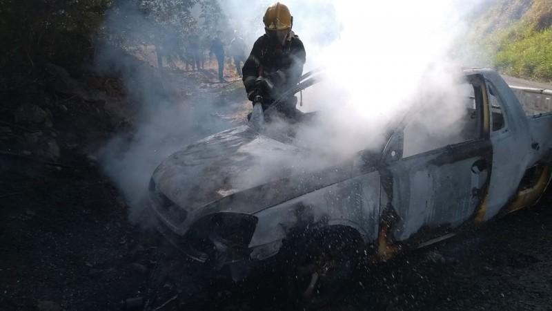 Após colisão, veículo é destruído por incêndio em Tubarão 