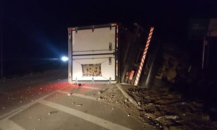 Carreta colide na traseira de caminhão caçamba e dois ficam feridos 