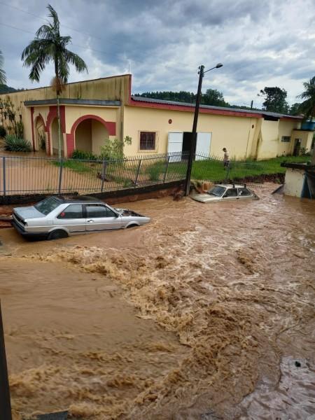 Urussanga: rua é atingida por enchente e chuva causa prejuízos para moradores