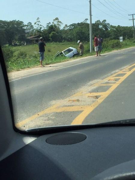 Colisão faz motorista perder a direção e sair da pista