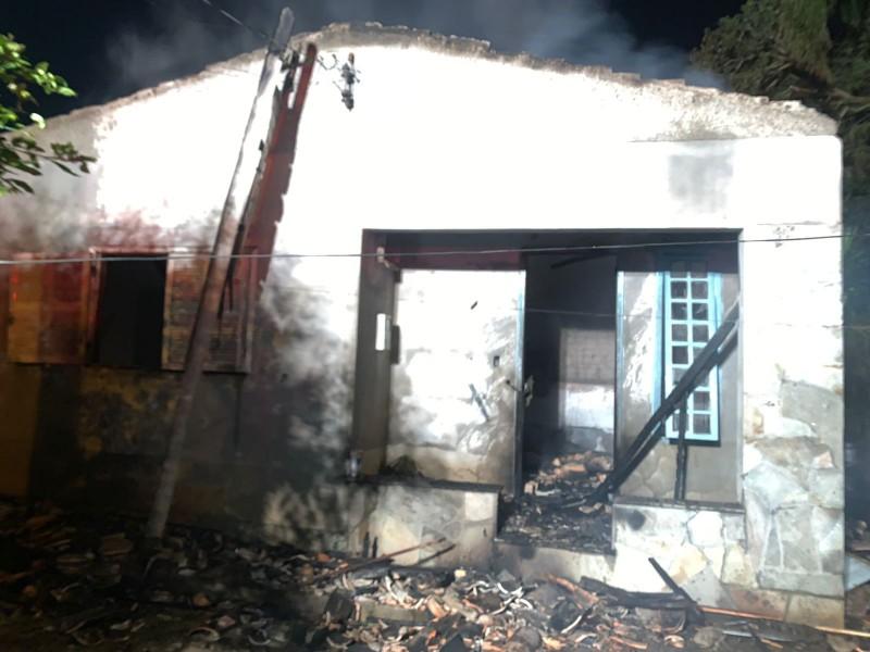 Incêndio destrói residência em Criciúma e deixa idosa gravemente ferida