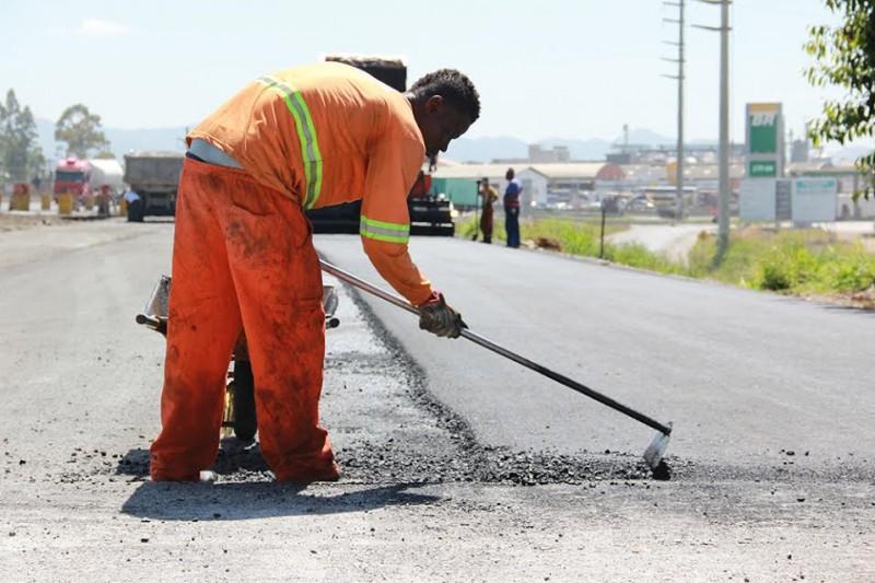 BR-101 Sul tem trabalhos próximos de pista, no km 337