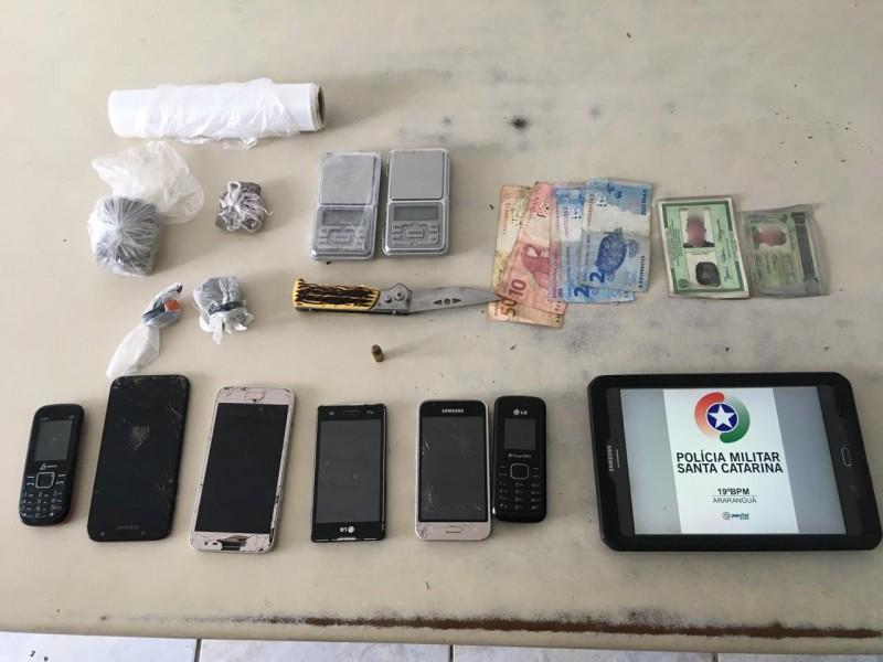 Homem é preso com porções de maconha e uma arma de fogo em Araranguá 