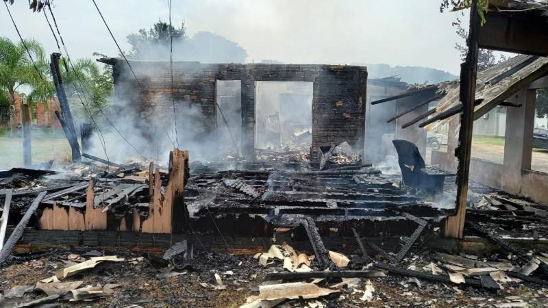 Residência é destruída por incêndio em Santa Rosa do Sul 