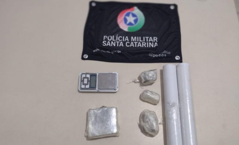 Jovem é detido por tráfico de drogas no bairro Santo Antônio