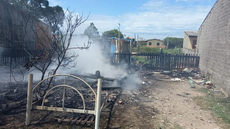 Residência é destruída por incêndio em Balneário Gaivota 