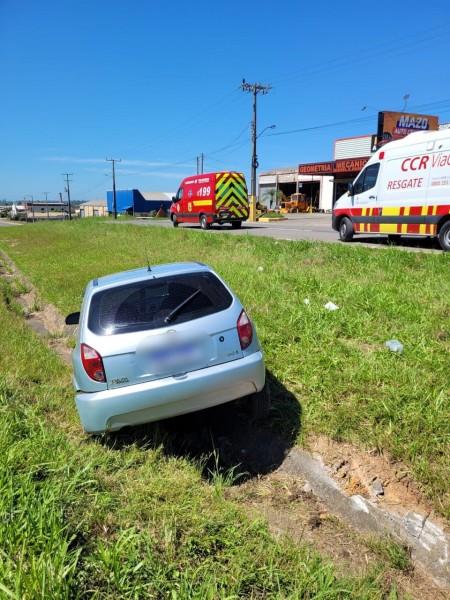 Saída de pista na marginal da BR-101 deixa duas pessoas feridas 