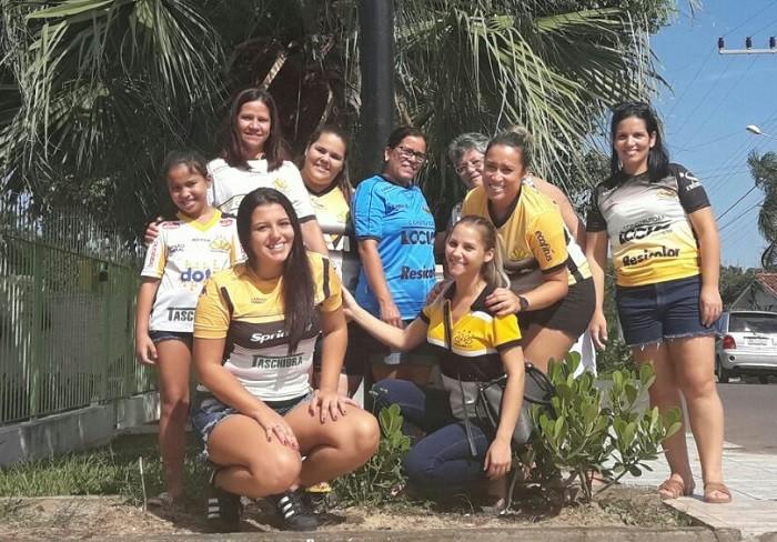 Torcida feminina do Criciúma arrecada mantimentos para doações 