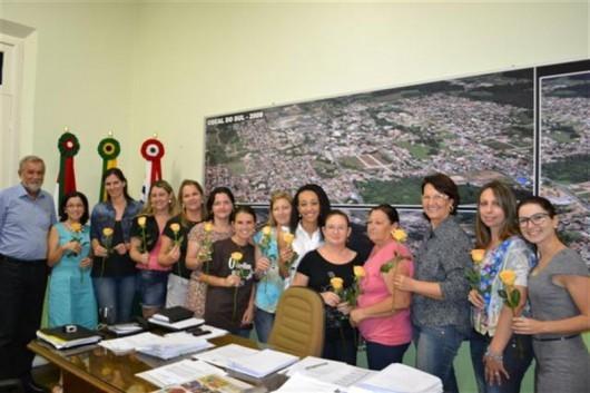 Mulheres são acolhidas e homenageadas com flores na prefeitura de Cocal  do Sul