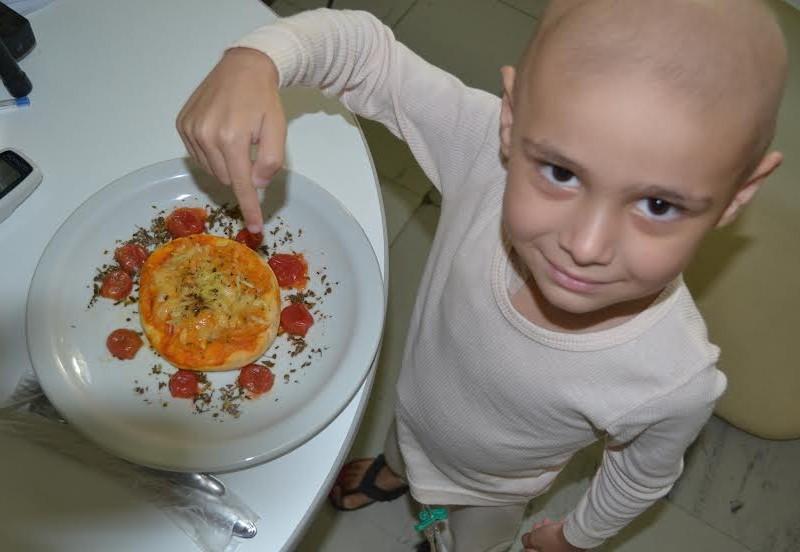 Jovens em tratamento de câncer recebem alimentação diferenciada