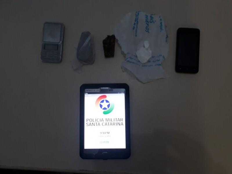 Homem é preso com maconha e cocaína