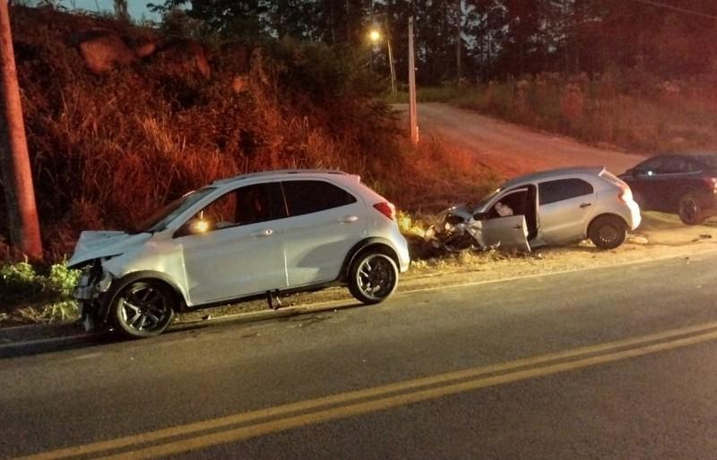 Colisão frontal deixa duas pessoas feridas em Orleans