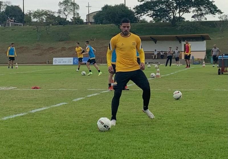 Criciúma confirma contratação do zagueiro colombiano Bocanegra