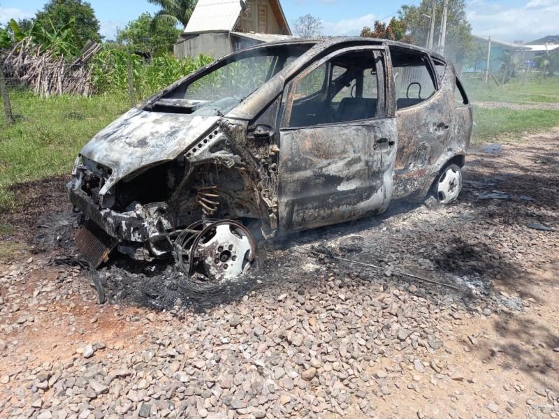 Carro é destruído por incêndio em Santa Rosa do Sul