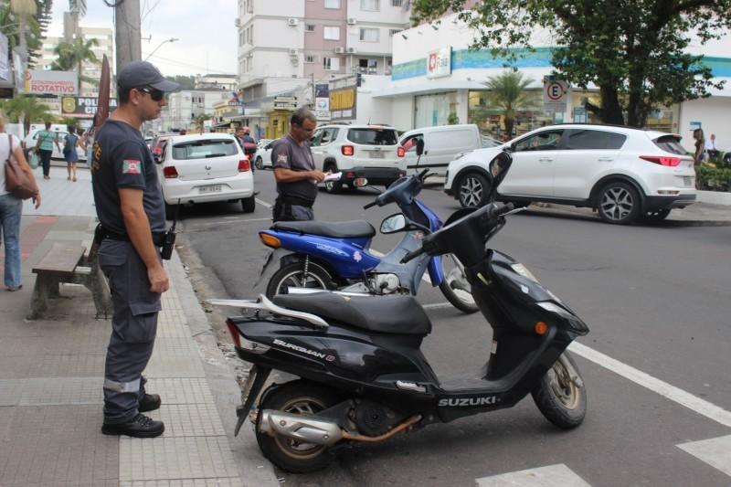 5 infrações de moto que causam suspensão direta da CNH