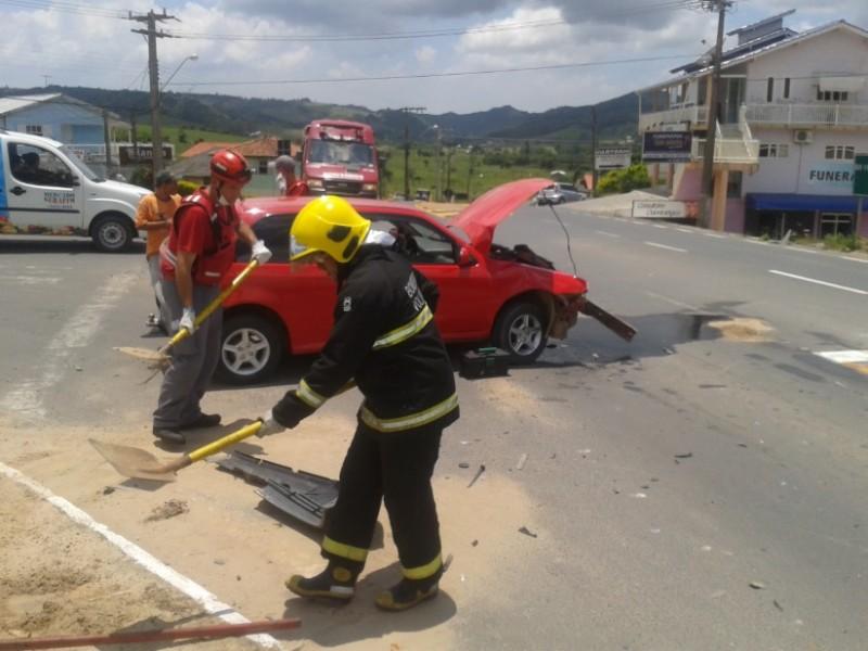 Colisão entre dois carros é registrada na SC-443, em Sangão