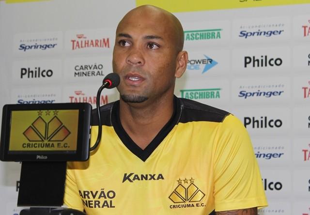 Souza quebra jejum de gols, mas lamenta lance que mudaria o resultado do clássico