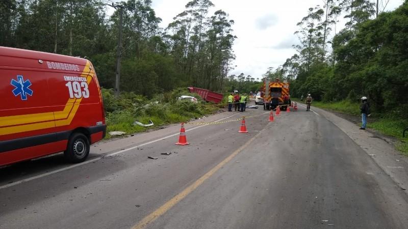 Identificadas a motorista e passageira que morreram em colisão entre carro e caminhão na SC-446