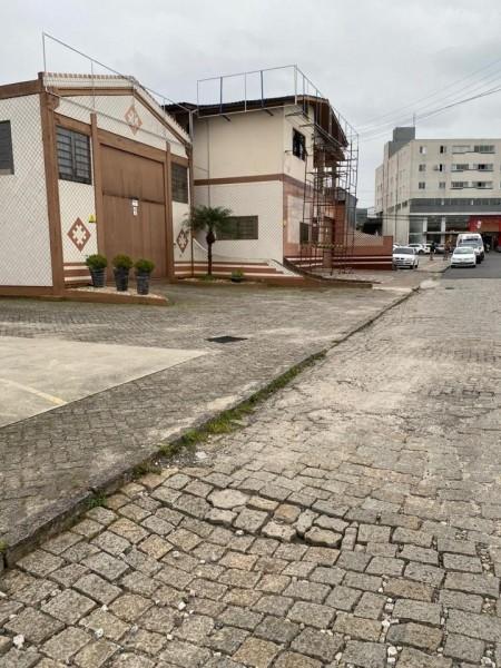 Criminosos assaltam loja, rendem homem e disparam arma durante a fuga