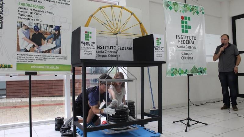 Pontes de espaguete suportam até 128kg em competição
