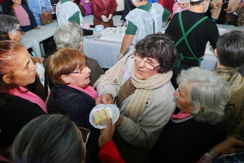 Corte de bolo marca segundo dia de Festa da Gastronomia Típica Italiana