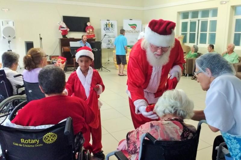 Ação com os idosos do Asilo São Vicente de Paulo teve Papai-Noel, alegria e solidariedade