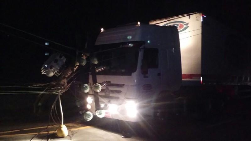 Caminhão derruba fios e bairros ficam sem energia