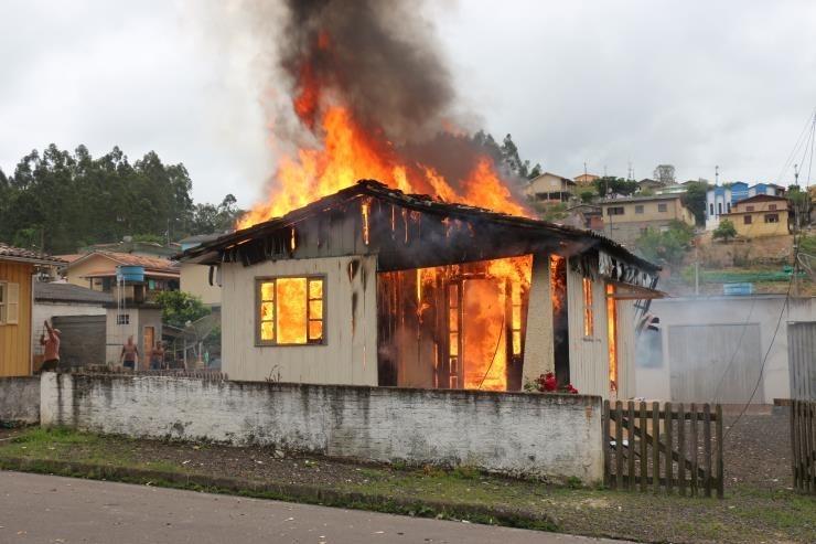 Mãe e filho são resgatados de incêndio em Lauro Müller