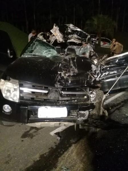 Acidente entre caminhão e carro deixa um homem ferido na SC-108