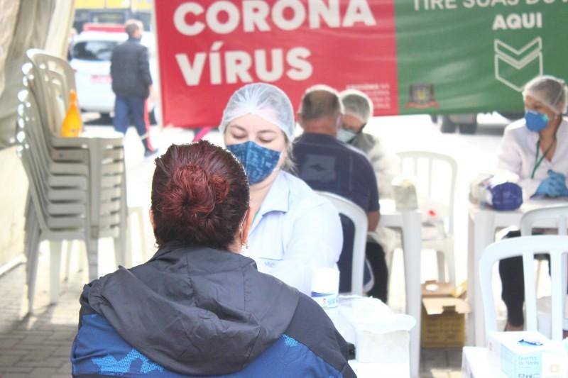 Ação na Praça Nereu Ramos: 37 pessoas positivaram para coronavírus 