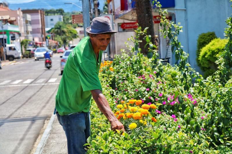 Em Nova Veneza, canteiros e praças bem cuidados colorem a cidade