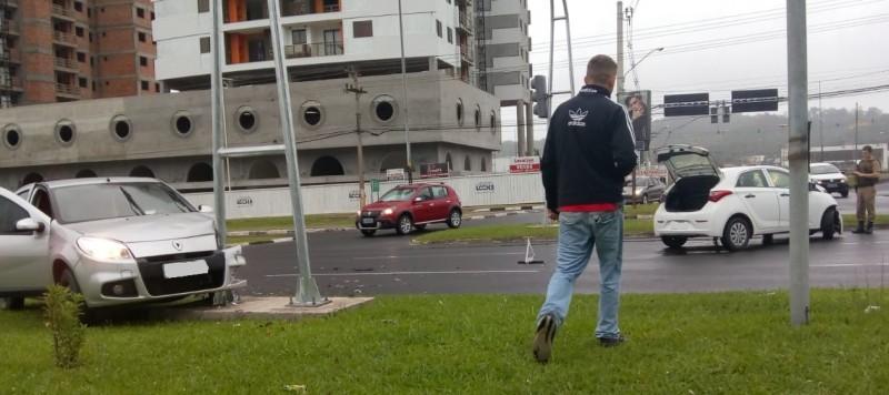 Acidente envolvendo dois veículos é registrado na Avenida Centenário 