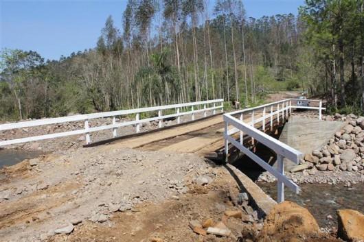 Pronta a ponte que liga Rio Capivaras Alto a Rio da Vaca 